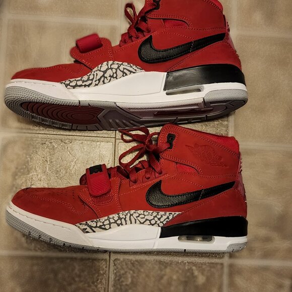 Nike Air Jordan Legacy 312 Toro AV3922-601 Basketball Shoes Mens SZ: 8.5 - Picture 6 of 6